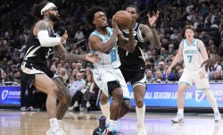 字母30+10&amp;准绝杀克尼普尔26分 雄鹿险胜黄蜂