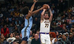 东契奇44+12+6里夫斯21+4+4 NBA杯湖人擒灰熊