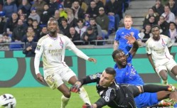 法甲豪门遭降级！里昂含泪抗议，降级欧战成荒谬