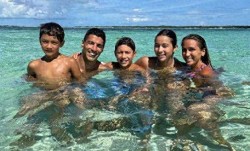 苏亚雷斯38岁仍光彩照人，一家五口幸福美满