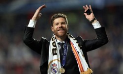 超穆帅赶瓜帅！阿隆索豪门处子赛季：率皇马赢得三冠王+西超杯