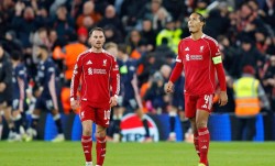 利物浦欧冠主场惨遭1-4重创，主帅与球员神情黯然，队伍士气跌至谷底